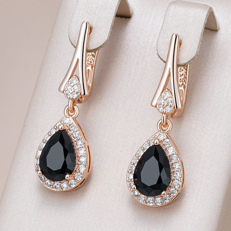 Boucles d'oreilles élégantes en or cloutées de cristal noir et de zircon